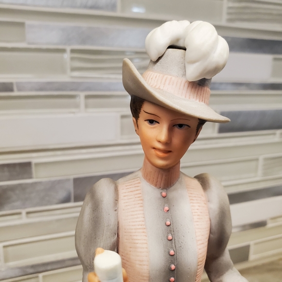 1981 & 1984 Avon Porcelain Women Figurines Avon - Picture 11 of 14